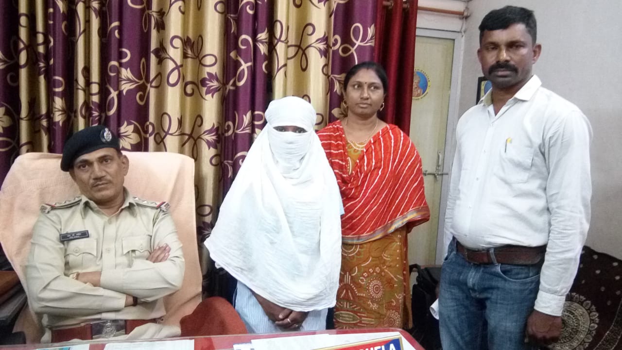 Vadodara Railway missing squad rescued a girl from the station