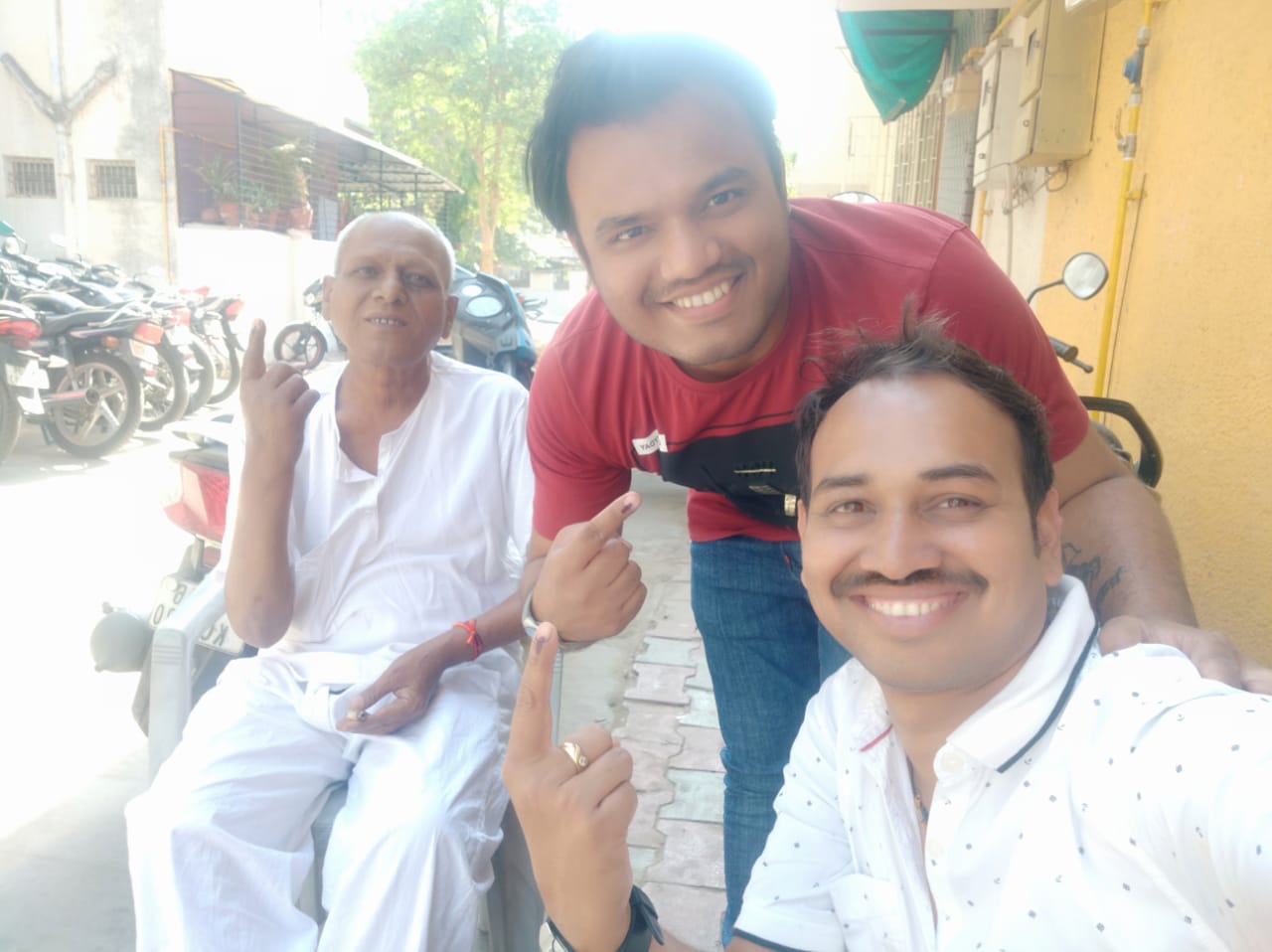 Govind Biswas with wife specially came from mumbai for voting in Vadodara