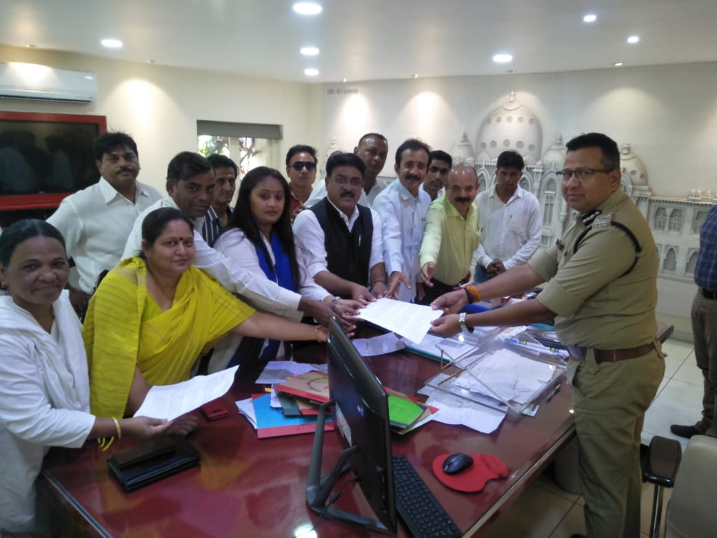 Vadodara Congress gives memorandum to police commissioner for detaining their supporters during the Loksabha elections