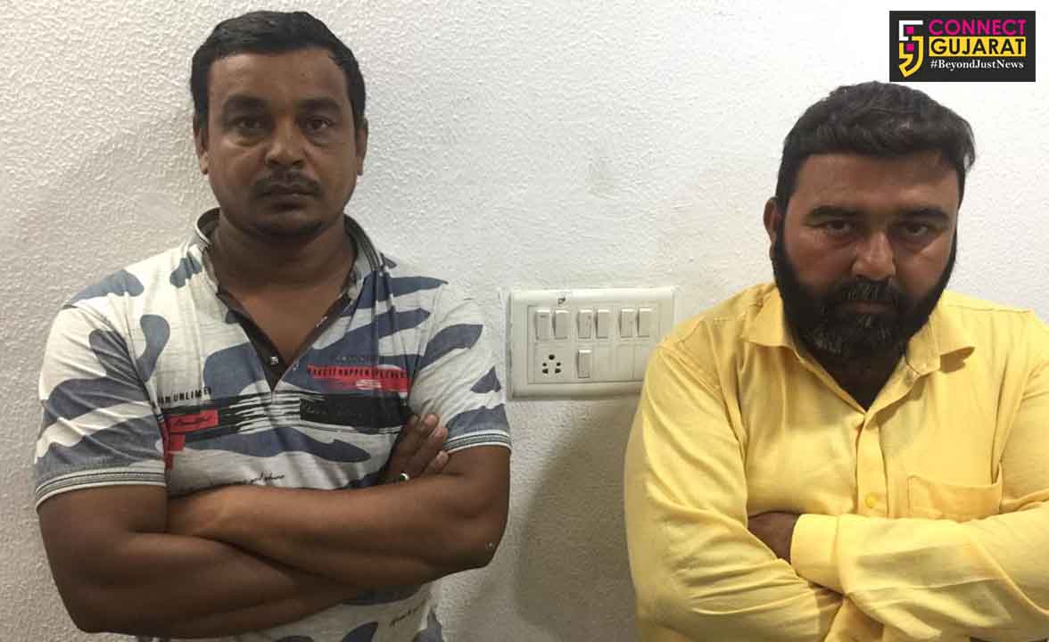 Vadodara police two for robbed a rickshaw driver