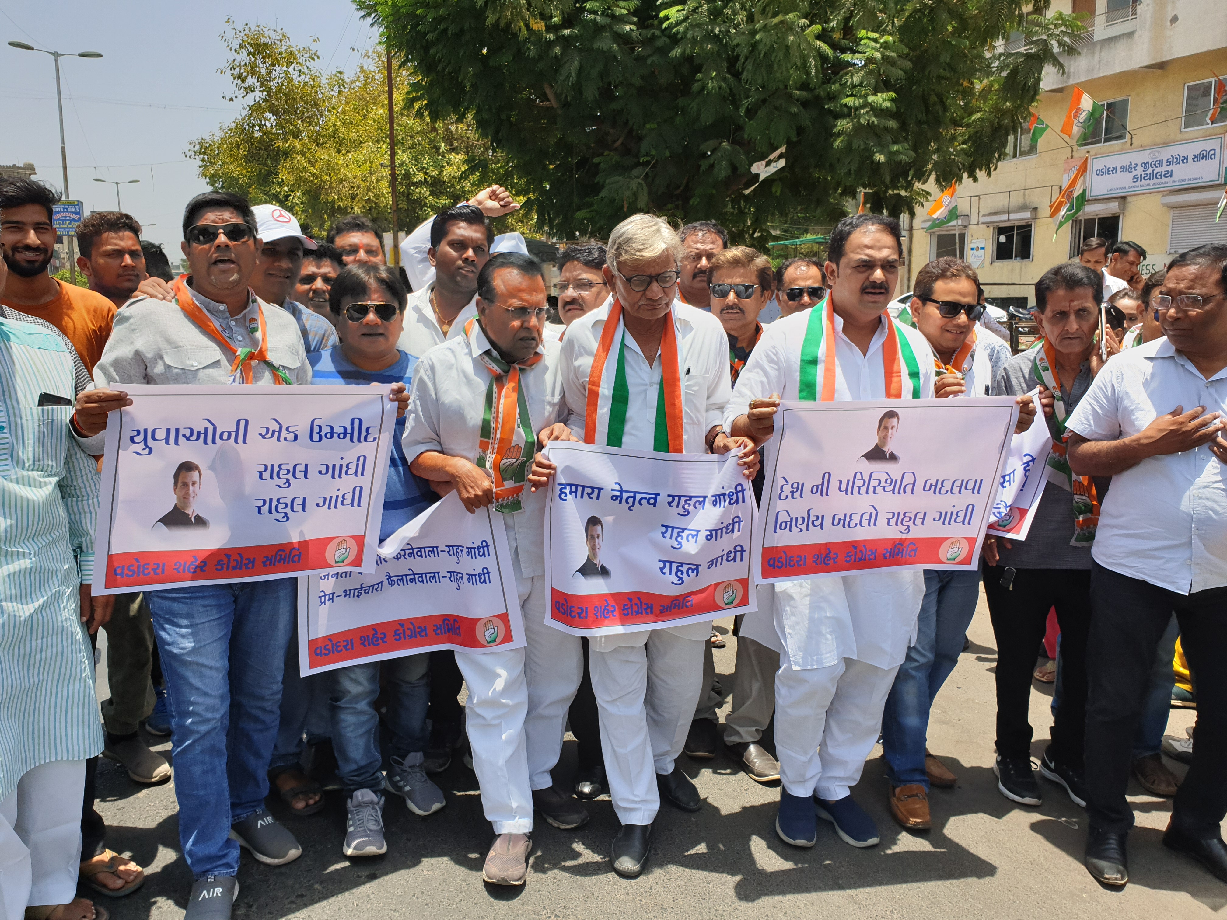 Vadodara Congress requested their National President Rahul Gandhi not to leave the post