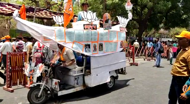 E rickshaw driver Virendra Vala turned his rickshaw into a Modi boat