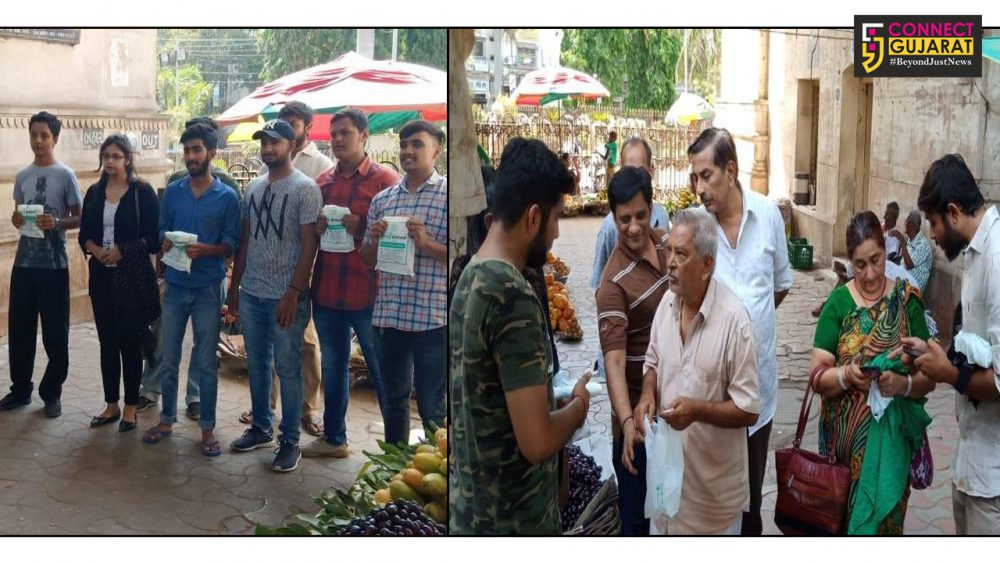 Chhatra Sansad team visited Khanderao market and sensitise the sellers not to use plastic