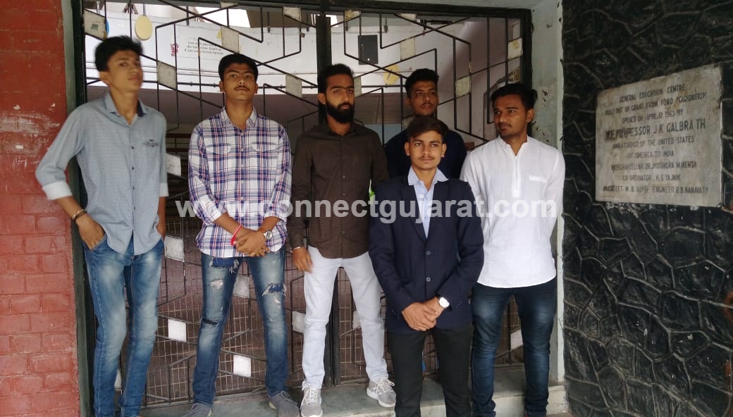 NSUI members locked the main entrance of Commerce faculty building