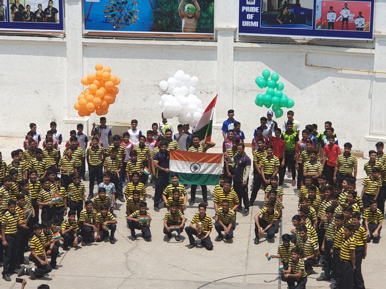 Students of Urmi school Vadodara extend their wishes to Indian Cricket team