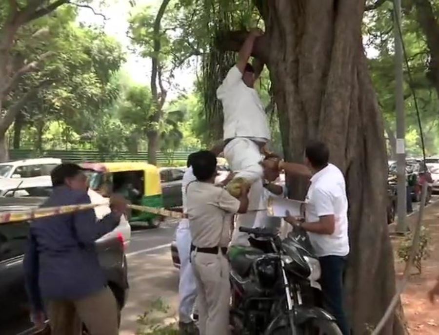 Congress worker tries to hang himself outside party office