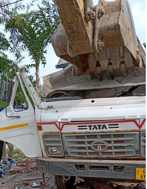 Dumper driver died after slab fell on the truck cabin in Vadodara