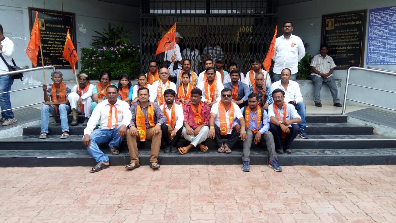 Vadodara Shivsena locked ward 9 office in protest against the administration