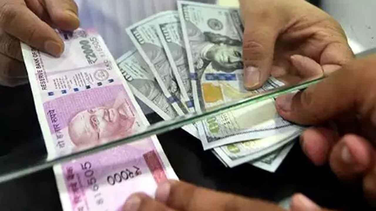 Indian Rupee falls 16 paise to 68.67 versus US dollar in early trade