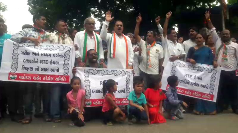 Congress protest against DEO for not giving admission to students under RTE