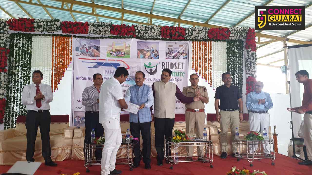 26 youths from 11 villages of Kheda and Anand Districts received certificates