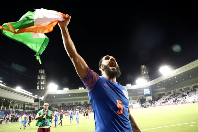 Indian football teams Viking clap celebration with fans after draw vs Qatar