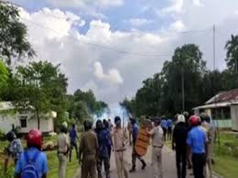 West Bengal : Two policemen, 10 BJP workers injured during clashes in Cooch Behar