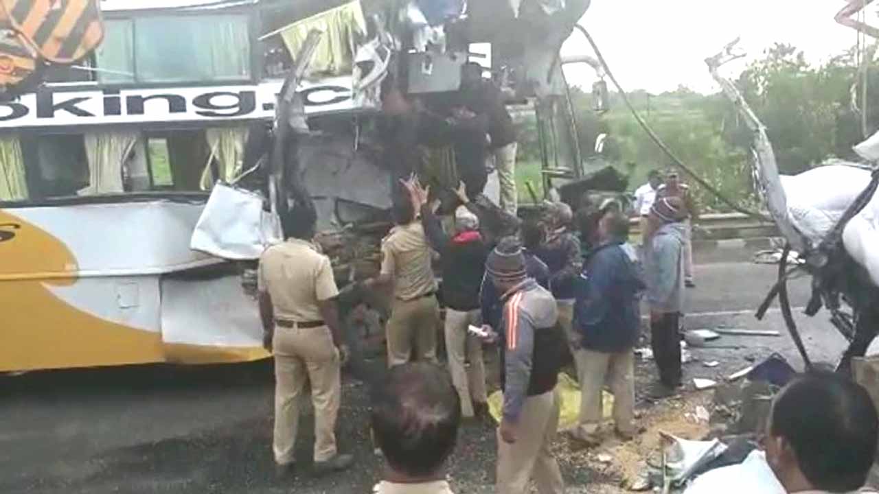 6 Killed, 15 Injured as Bus Bangs Into Truck in Maharashtra.