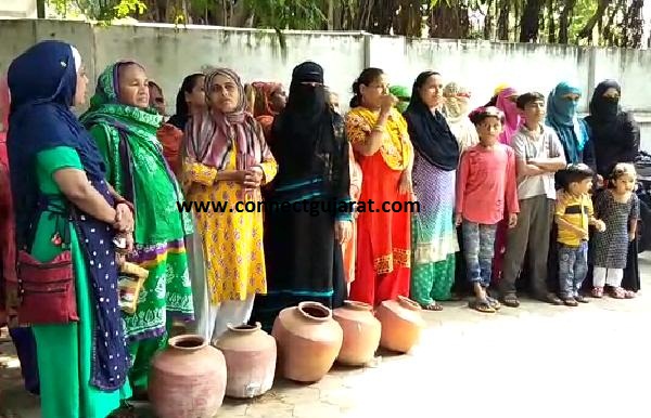 Vadodara: Tandalja residents broke earthen pots in zone office , protesting of getting unhygienic & low pressure supply of water