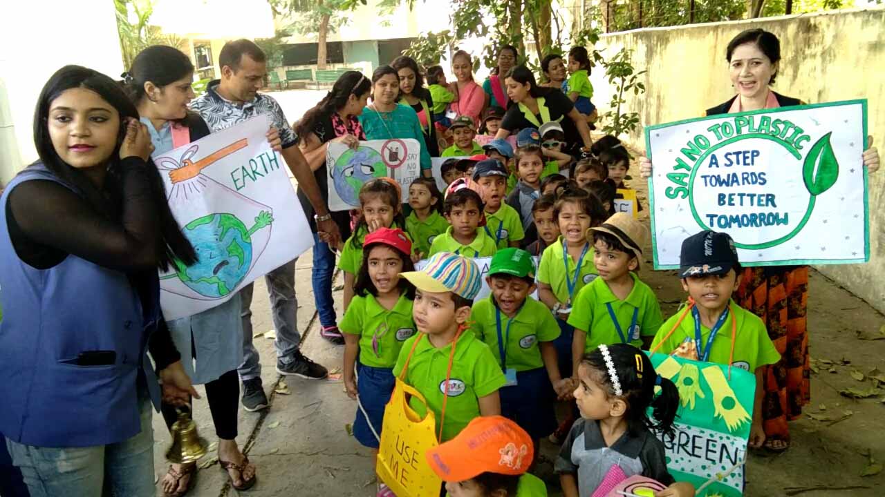 Small children in Vadodara took out plastic awareness rally