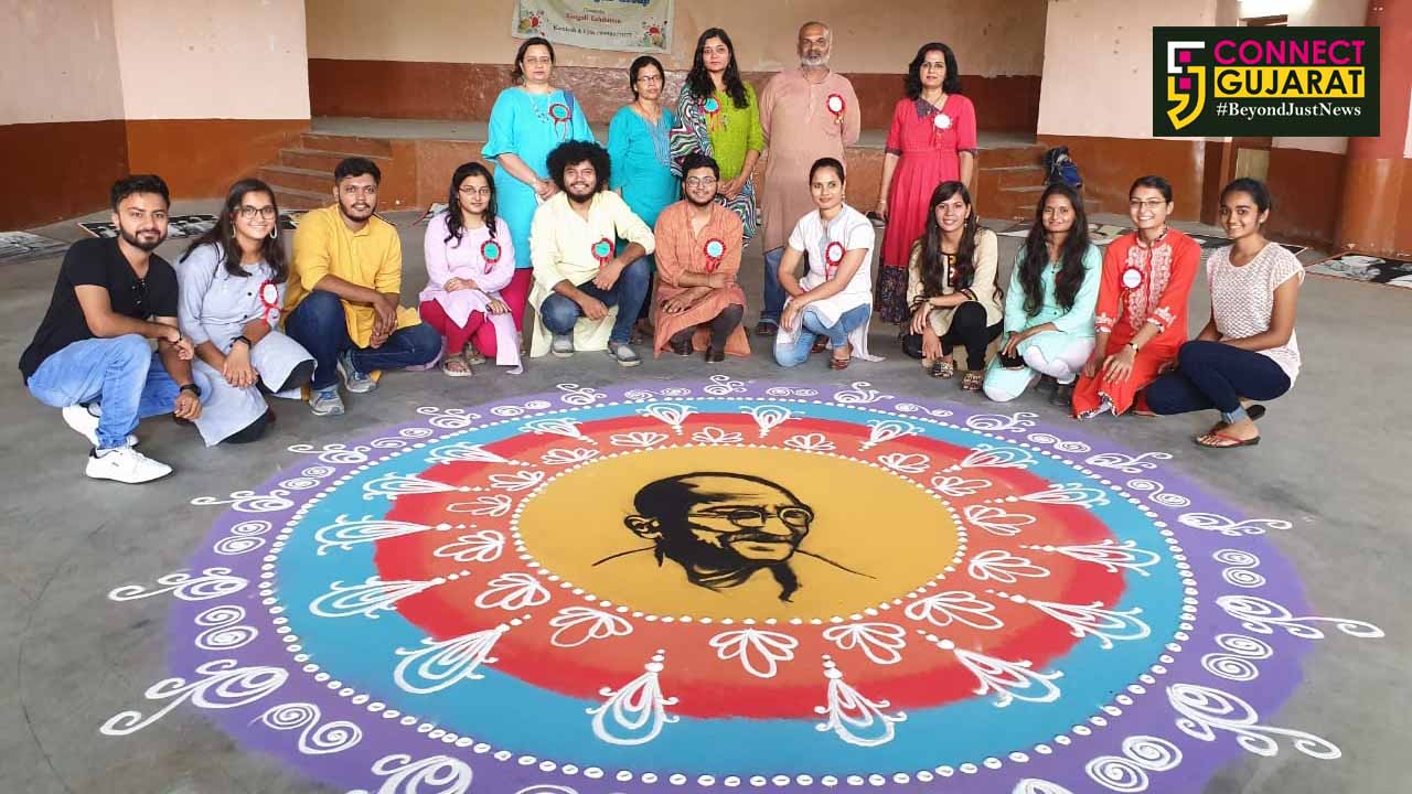 Artists of Sahaj Rangoli group gives tribute to Mahatma Gandhi