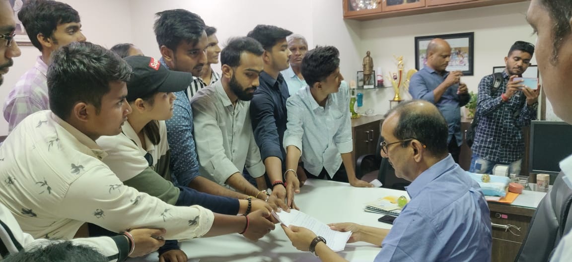 NSUI gives memorandum to MSU Commerce faculty dean