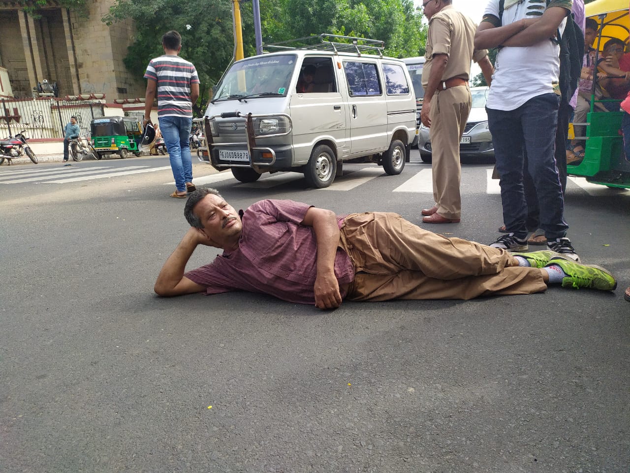 Baroda resident Tushar Shah protest against new traffic rules