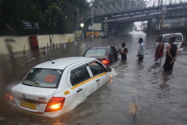 Moderate rains entered Mumbai; vehicular traffic affected