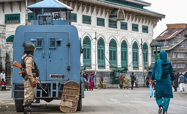 Srinagar: 2 injured in grenade attack near Kashmir University