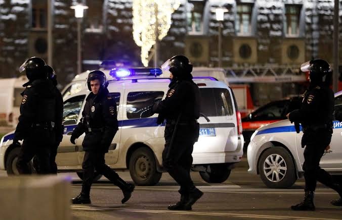Russian security officer killed, 5 injured as gunman opens fire near Moscow headquarters