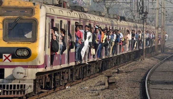 Maharashtra: 22 year old woman dies after falling off train near Dombivli