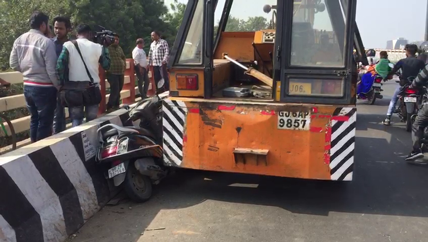 3 year old kid crushed by recklessly driven crane in Vadodara