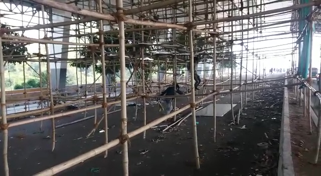 Three labourers got injured after the scaffolding broke down in Vadodara