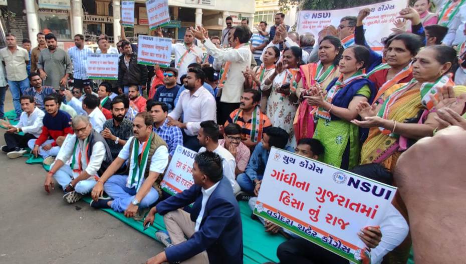 Vadodara Congress sat on protest in view of violent attacks on NSUI workers in Ahmedabad