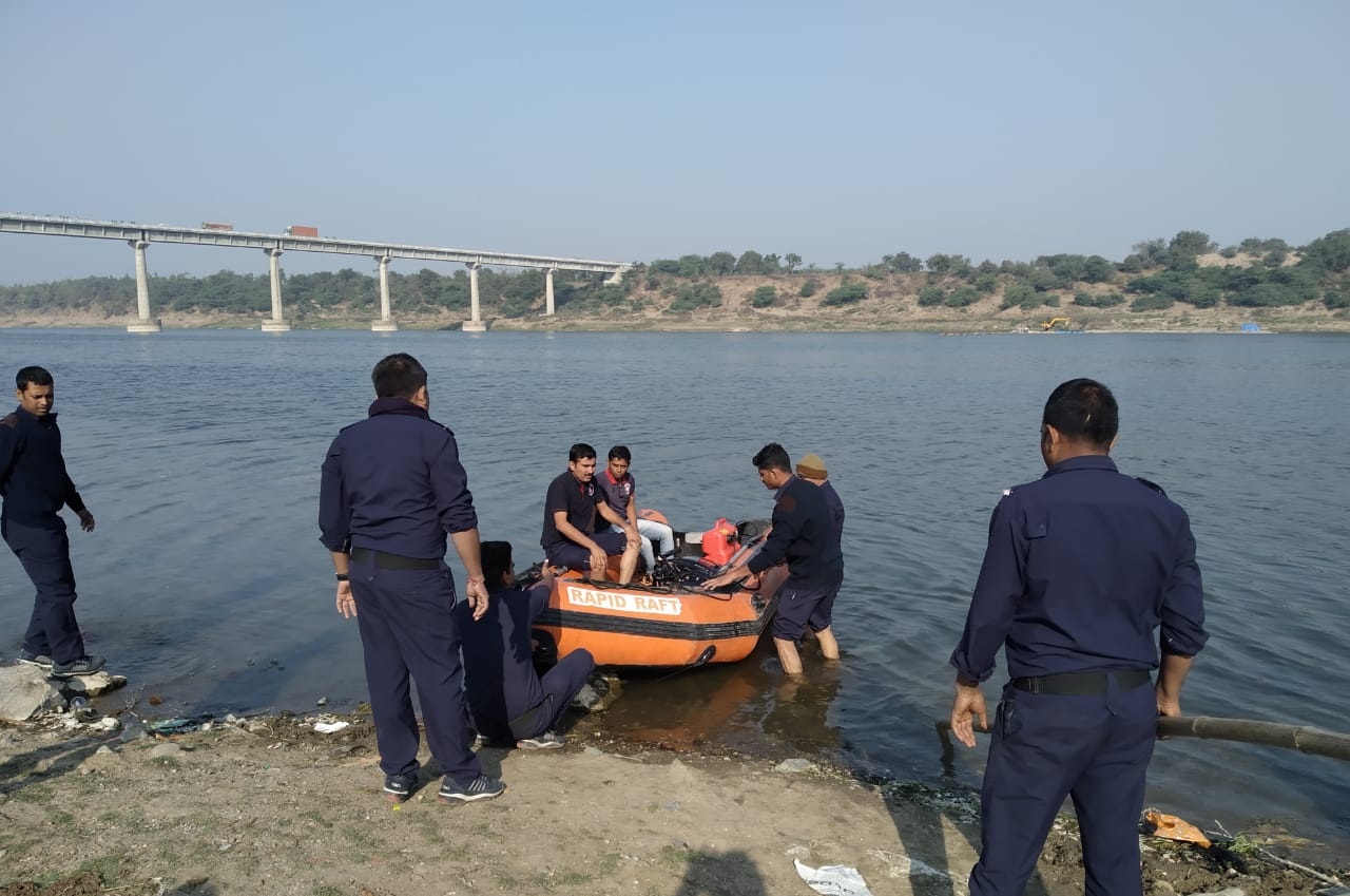Two friends committed suicide inside Mahisagar river from Poicha Kanoda bridge near Savli