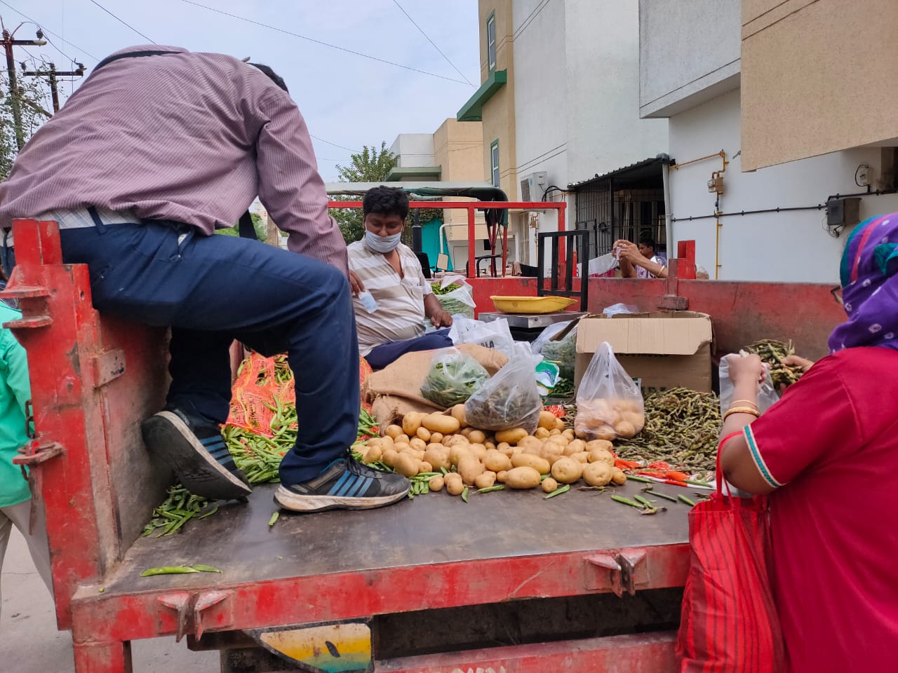 Tractors with fresh vegetables reached societies in Vadodara