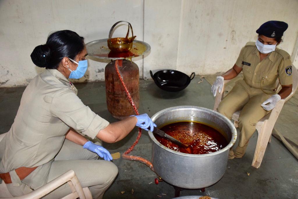 Vadodara city police starts Police Kitchen to provide food to needy people