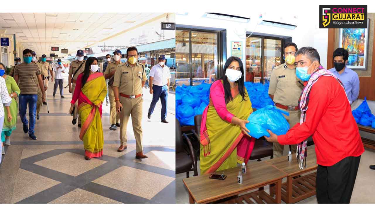 Vadodara Railway porters get grocery kits from police and district administration