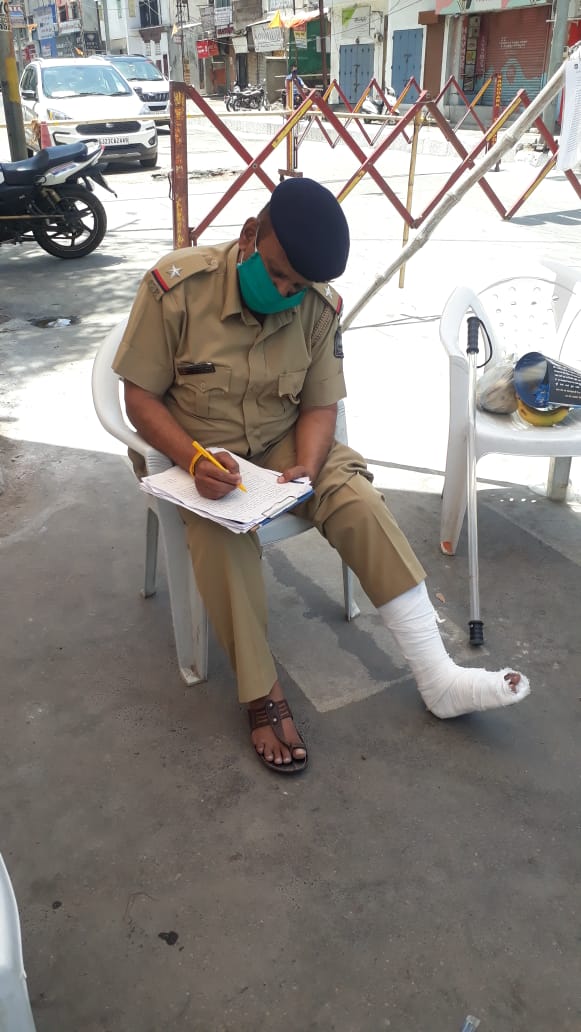 Raopura Police Station ASI discharging his duties with fractured leg