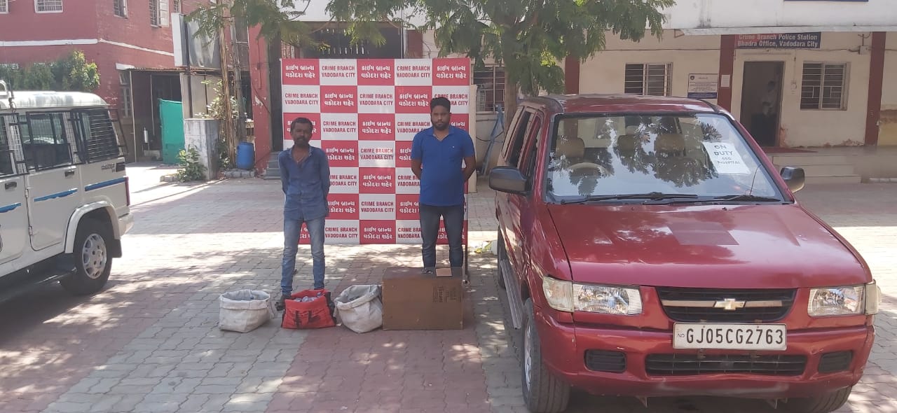 Vadodara crime branch arrested two with liquor hidden inside four wheeler Moving around with sticker of ON DUTY SSG HOSPITAL pasted on the front glass