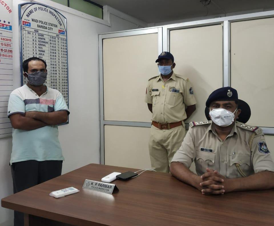 Vadodara police arrested accused for spitting near on duty lady constable