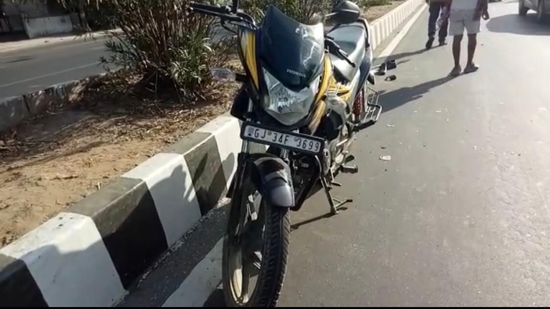 Motorcycle rider died after knocked down by a tempo in Vadodara