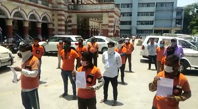 Swiggy’s employees in Vadodara gives memorandum to collector after not receiving their salaries