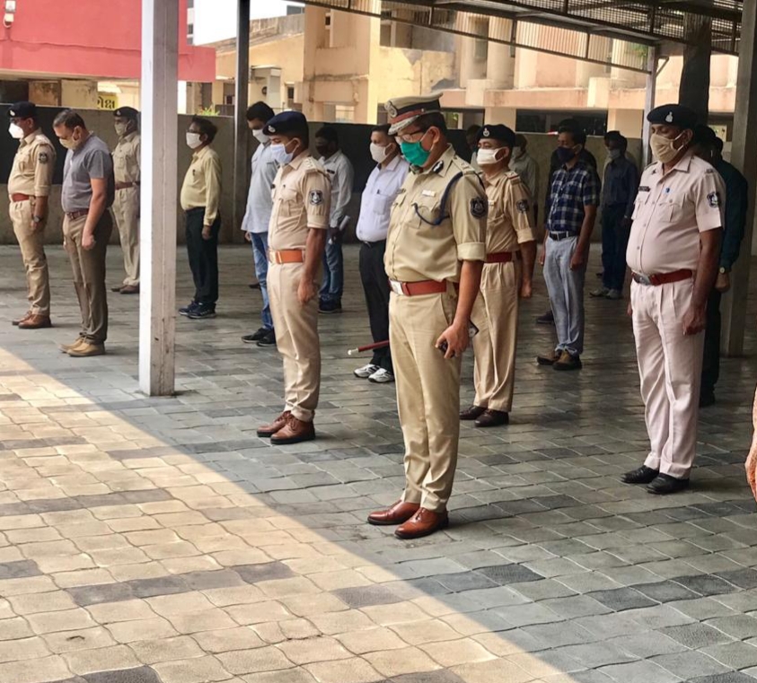 Vadodara police paid respect to policemen died due to Coronavirus in Ahmedabad
