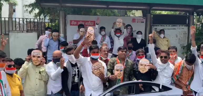 Intensifying their agitation Vadodara Congress aggressively protest against rising fuel prices