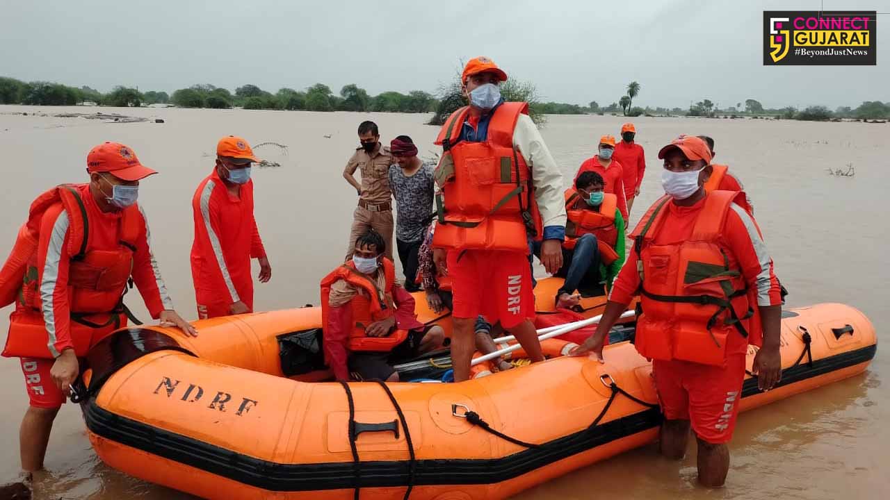 06 BN NDRF team rescued two trapped persons in Jamnagar