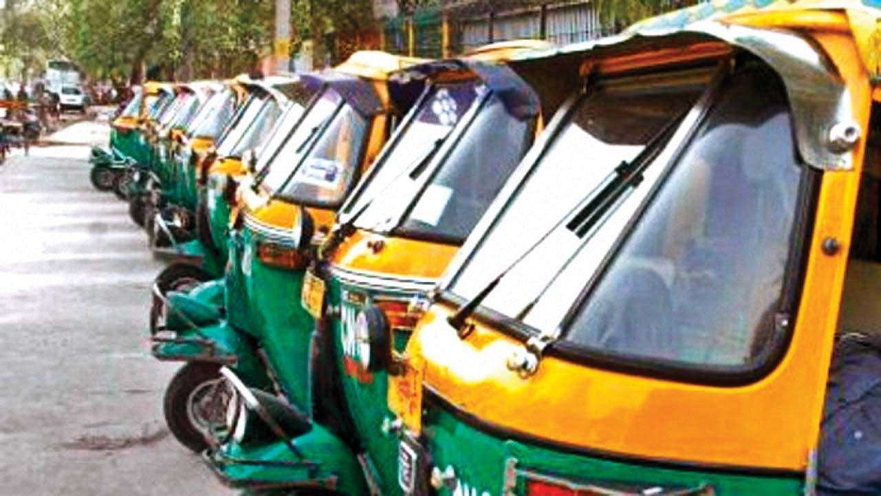 Auto rickshaw driver mercilessly beat street dogs for tore down his seats