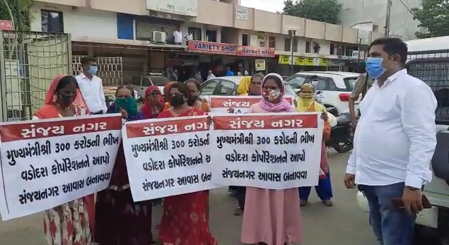 Displaced Sanjaynagar residents protest before the arrival of CM in Vadodara