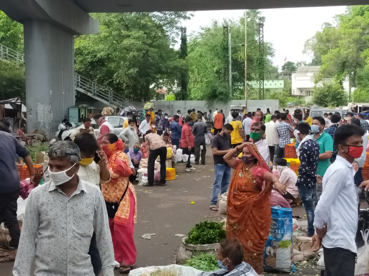 People violate social distancing inside illegal flower market in Vadodara