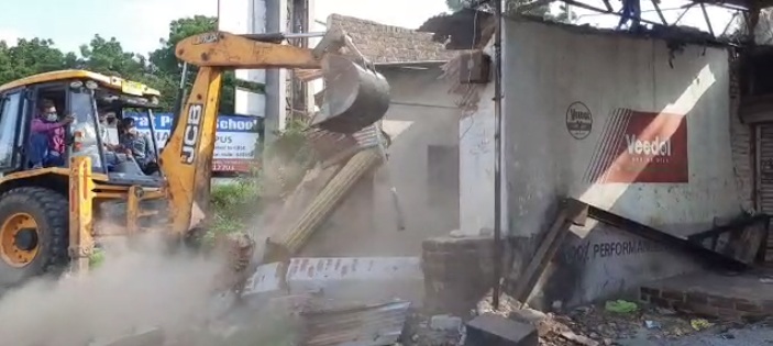 VMC team removes structures at Chhani area of Vadodara city