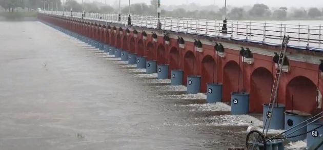 Vishwamitri river nearing danger mark in Vadodara
