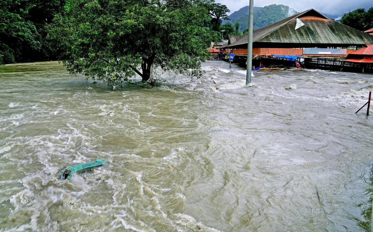 Red alert sounded for five districts as Kerala battles flood-like situation