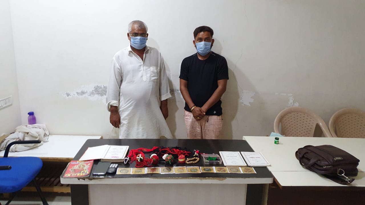 Vadodara SOG arrested two thugs for cheating people by black magic