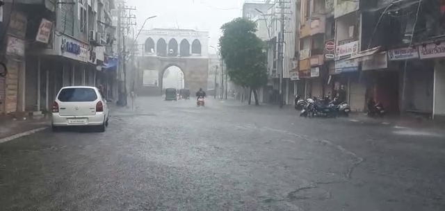Normal life out of gear due to heavy rains in Vadodara